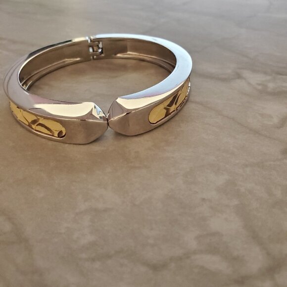 ✨ Stella and Dot Emerson Skakeskin Embossed Hinged Bangle Bracelet ✨ - Picture 3 of 10